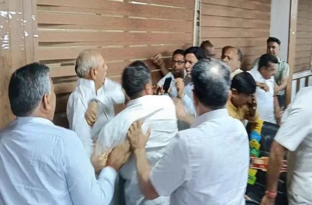 Congress MLA से हाथापाई मामले में एक्शन, विधानसभा की Privilege Committee ने EO समेत 6 को नोटिस भेजा
